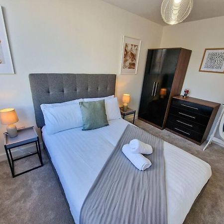 Free Parking: Old Trafford Apartment แมนเชสเตอร์ ภายนอก รูปภาพ
