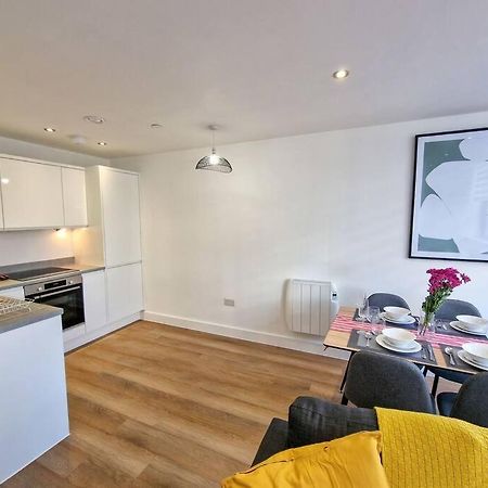 Free Parking: Old Trafford Apartment แมนเชสเตอร์ ภายนอก รูปภาพ