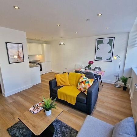 Free Parking: Old Trafford Apartment แมนเชสเตอร์ ภายนอก รูปภาพ