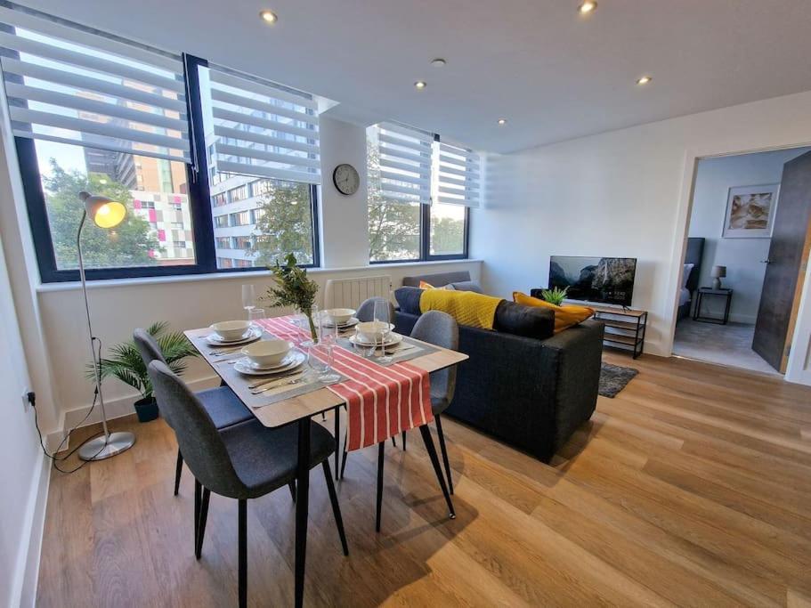 Free Parking: Old Trafford Apartment แมนเชสเตอร์ ภายนอก รูปภาพ