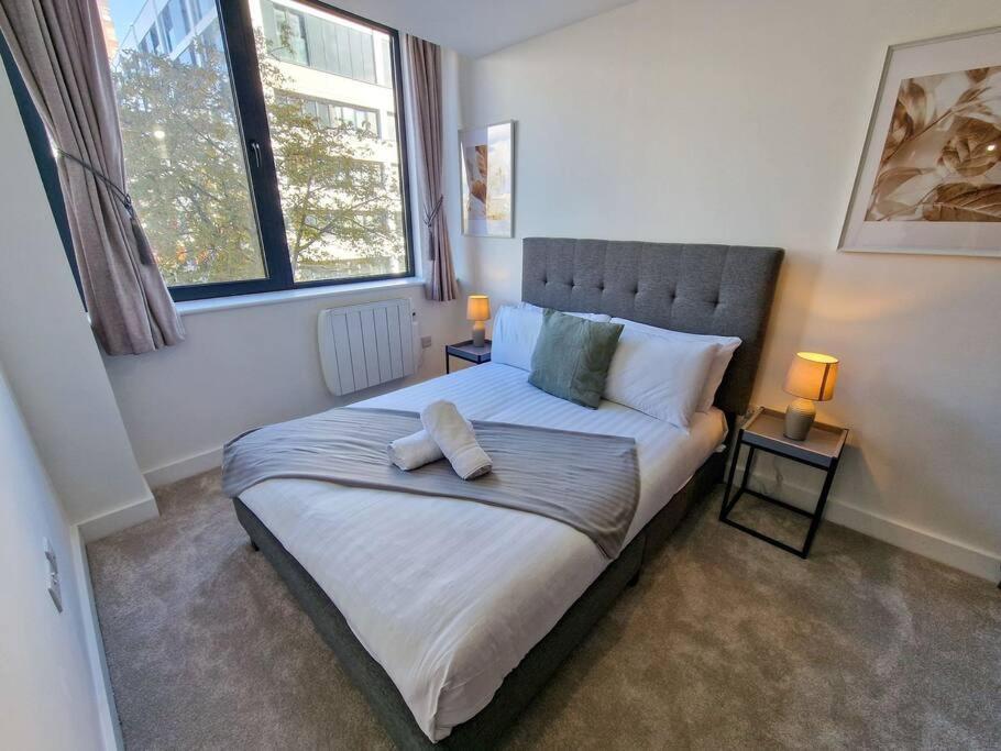 Free Parking: Old Trafford Apartment แมนเชสเตอร์ ภายนอก รูปภาพ