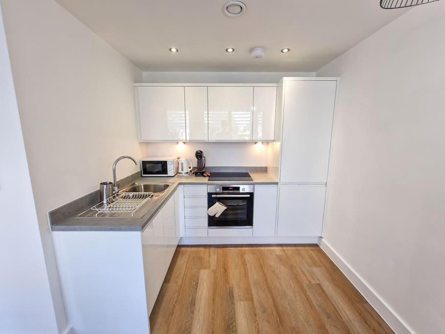 Free Parking: Old Trafford Apartment แมนเชสเตอร์ ภายนอก รูปภาพ