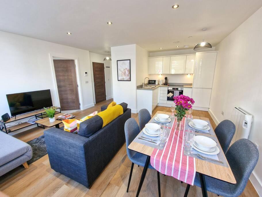 Free Parking: Old Trafford Apartment แมนเชสเตอร์ ภายนอก รูปภาพ