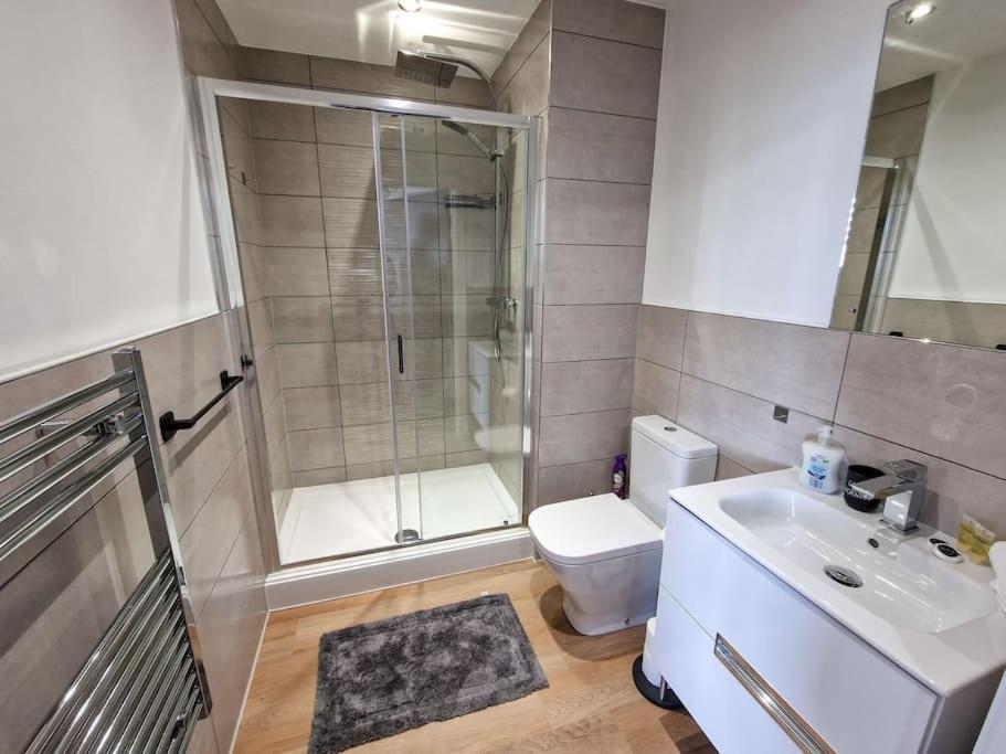 Free Parking: Old Trafford Apartment แมนเชสเตอร์ ภายนอก รูปภาพ