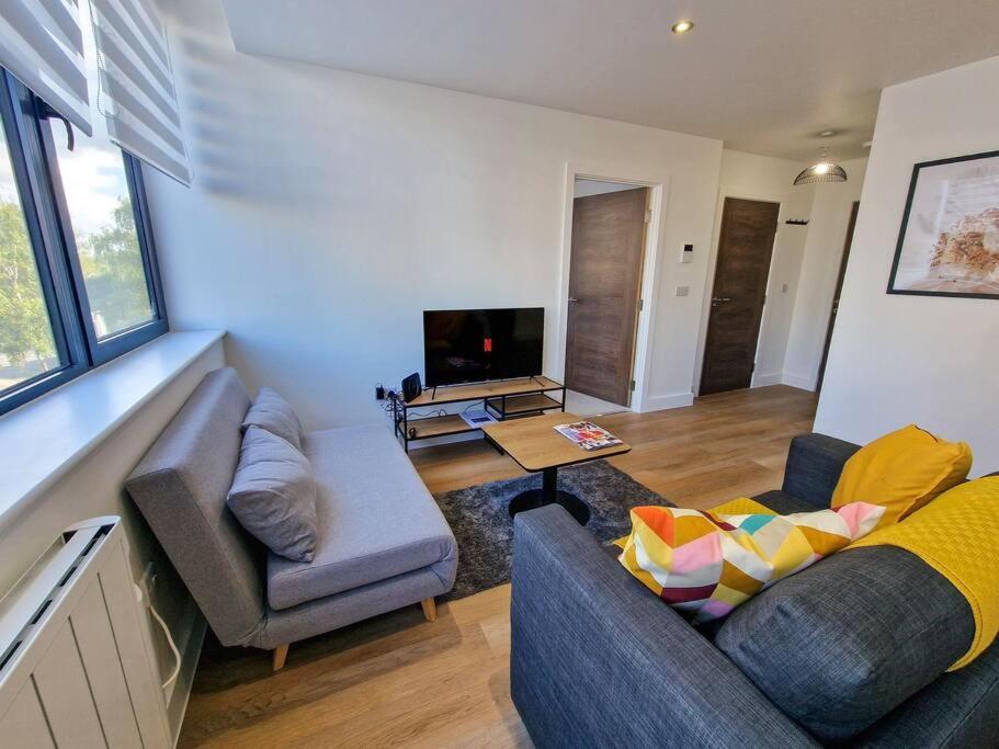 Free Parking: Old Trafford Apartment แมนเชสเตอร์ ภายนอก รูปภาพ
