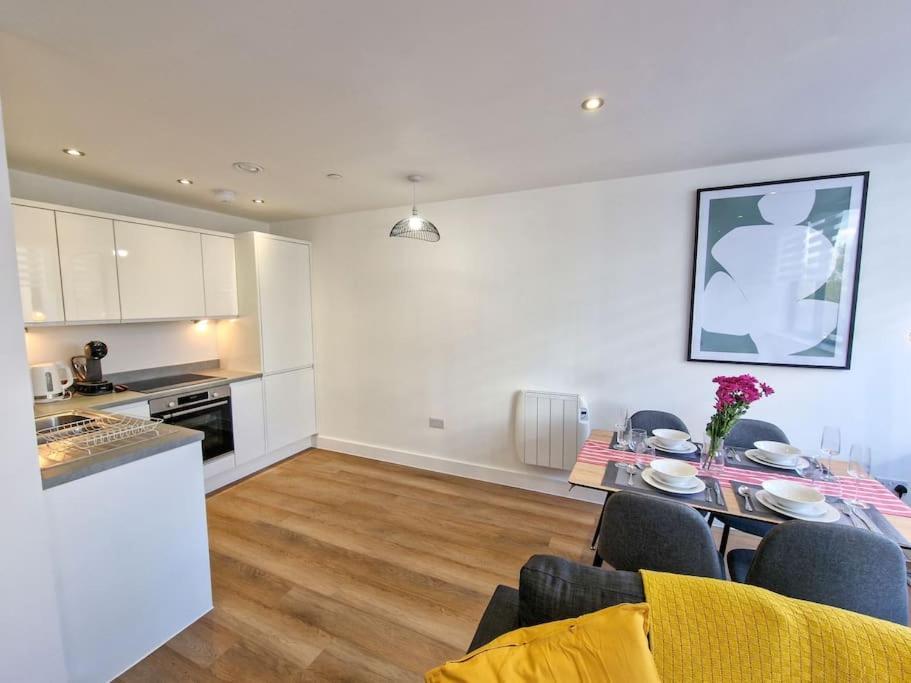 Free Parking: Old Trafford Apartment แมนเชสเตอร์ ภายนอก รูปภาพ