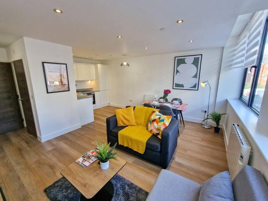 Free Parking: Old Trafford Apartment แมนเชสเตอร์ ภายนอก รูปภาพ